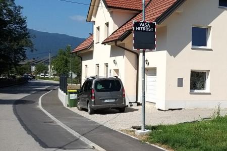 Postavitev znaka VI VOZITE v Dolenji vasi 02 Foto Boštjan Otoničar